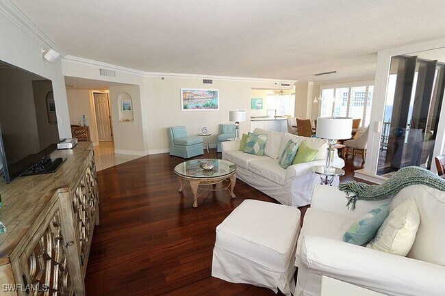 4251 Gulf Shore Blvd N in Naples, FL - Foto de edificio - Building Photo