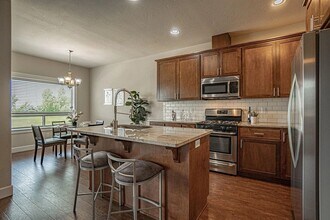 955 Camelot Dr in Ashland, OR - Building Photo - Building Photo