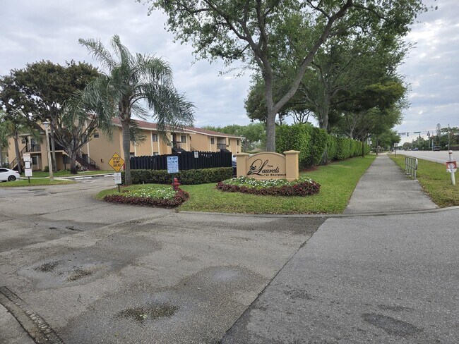 6051 10th Ave N in Greenacres, FL - Building Photo - Building Photo