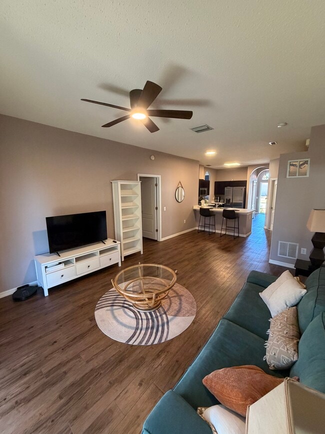 4815 Pennecott Way in Wesley Chapel, FL - Foto de edificio - Building Photo