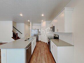 1369 Perelle Ln in Saratoga Springs, UT - Foto de edificio - Building Photo