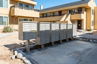 Date Palms in San Bernardino, CA - Foto de edificio - Building Photo