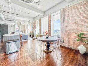 555 Evergreen St in Dallas, TX - Building Photo - Building Photo