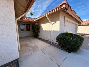 12138 S Tomi Dr in Phoenix, AZ - Foto de edificio - Building Photo