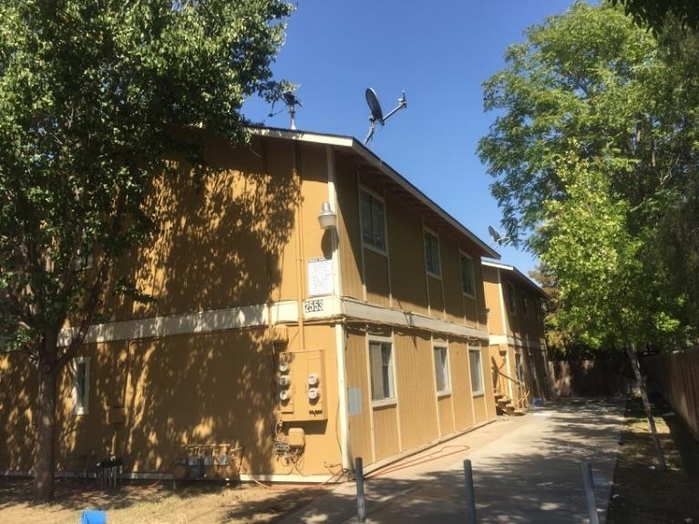 2553 S Holloway Ave in Fresno, CA - Building Photo