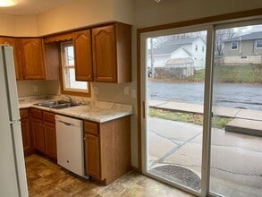 444 S 14th St in Le Claire, IA - Building Photo - Building Photo