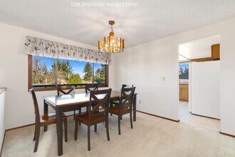 15313 SE 43rd Pl in Bellevue, WA - Foto de edificio - Building Photo