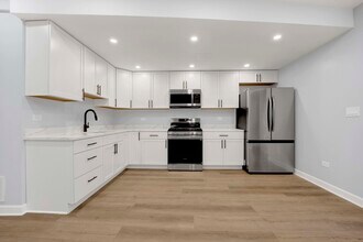 2329 N Geneva Terrace in Chicago, IL - Building Photo - Building Photo