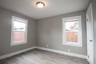 1935 Broadway St NE in Salem, OR - Building Photo - Building Photo
