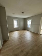 17 Cottage Green, Unit 15 in Enfield, CT - Foto de edificio - Building Photo