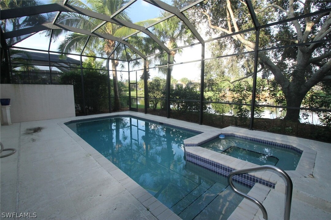 8526 Peppertree Way in Naples, FL - Building Photo