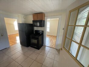 16 Laurier St, Unit 2nd Floor 2 Bedroom in Manchester, NH - Building Photo - Building Photo