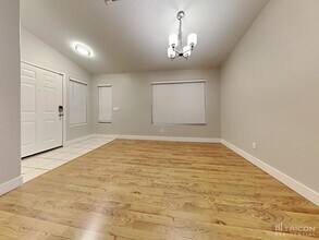 9126 W Serrano St in Phoenix, AZ - Foto de edificio - Building Photo