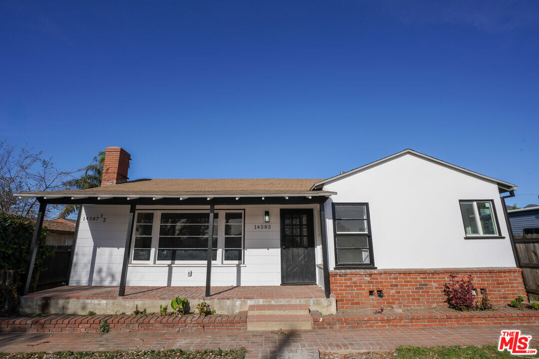 14585 Lyle St in Los Angeles, CA - Building Photo