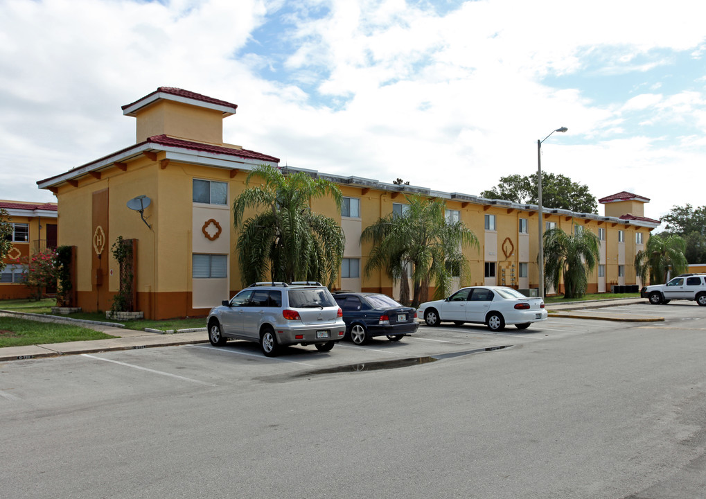 Plaza De Las Fuentes in Pine Castle, FL - Building Photo