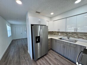 100 SW 9th St in Hallandale Beach, FL - Building Photo - Building Photo