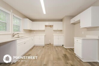 998 Autumn Crest Ct in Stone Mountain, GA - Building Photo - Building Photo