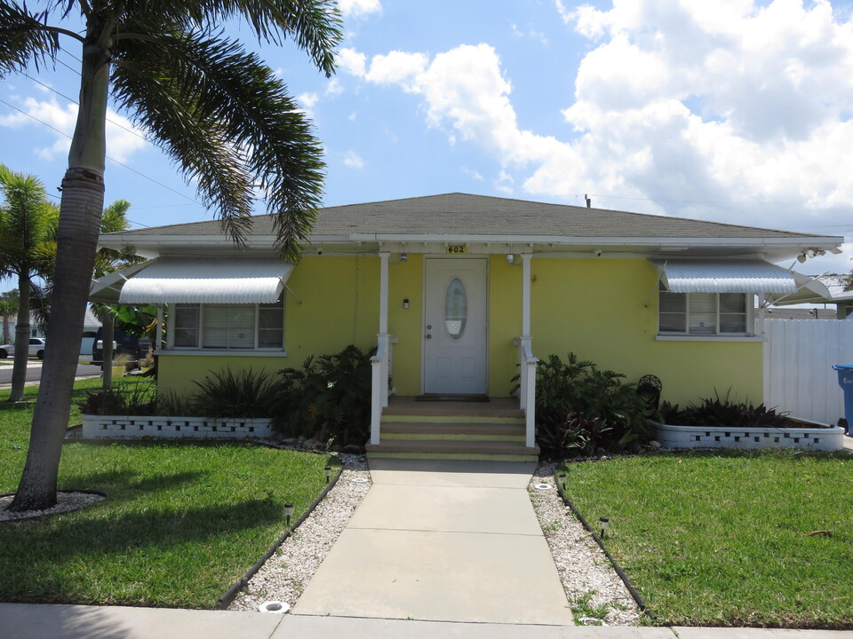402 W Ocean Ave in Lantana, FL - Foto de edificio