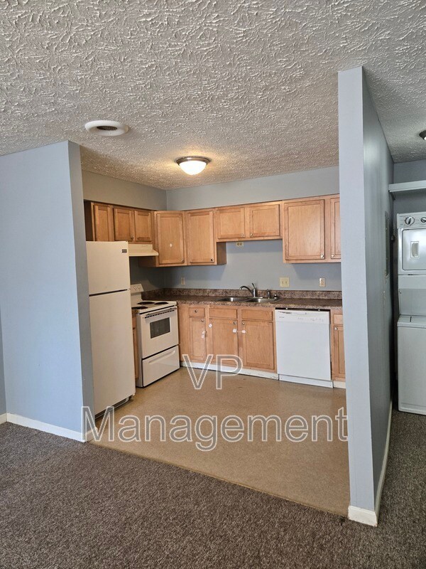 2218 Emerald Dr in Davenport, IA - Building Photo - Building Photo