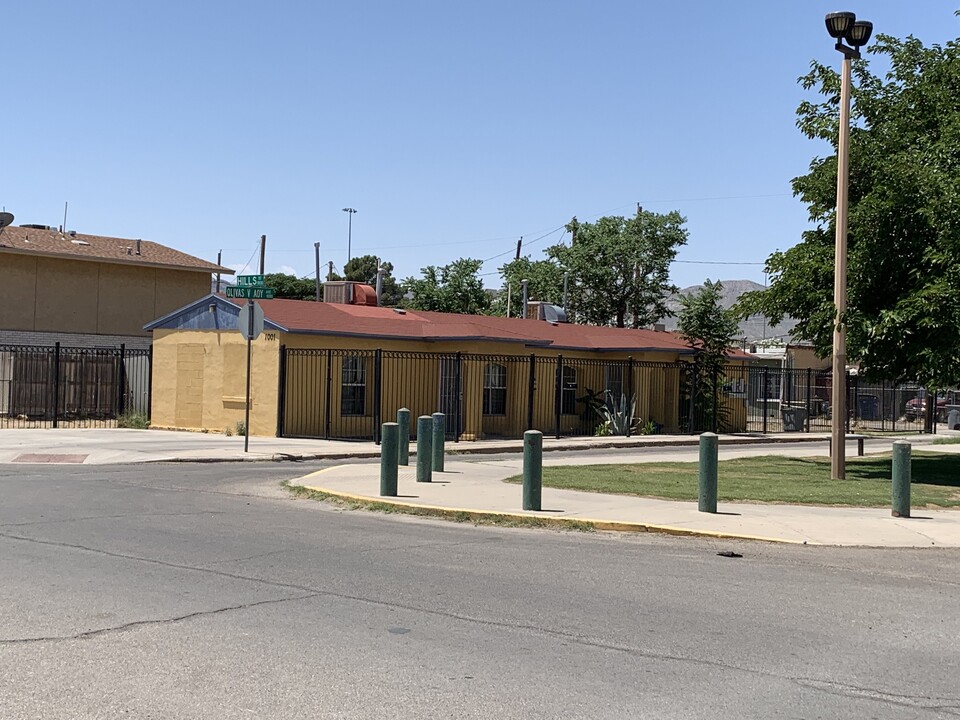 1001 S Hills St in El Paso, TX - Building Photo