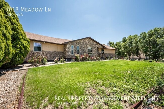 1018 Meadow Ln in Pueblo, CO - Building Photo - Building Photo