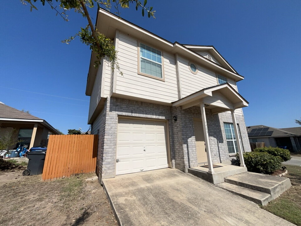 6403 Heathers Run in San Antonio, TX - Building Photo