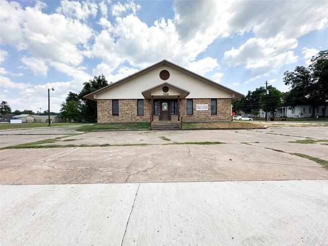 702 N Richmond Rd in Wharton, TX - Building Photo - Building Photo