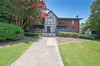 6851 Roswell Rd in Atlanta, GA - Foto de edificio - Building Photo