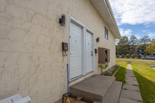 11432C Elbow Dr SW in Calgary, AB - Building Photo - Building Photo