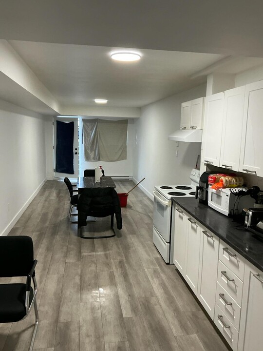 9165-9165 Bd Saint-Michel in Montréal, QC - Building Photo