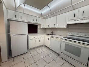 8301 Sands Point Blvd in Tamarac, FL - Building Photo - Building Photo