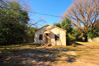 7204 S Congress Ave in Austin, TX - Foto de edificio - Building Photo