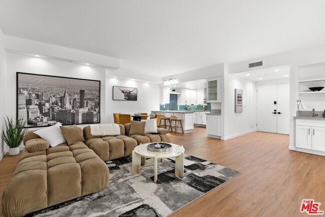 321 S San Vicente Blvd in Los Angeles, CA - Building Photo - Building Photo