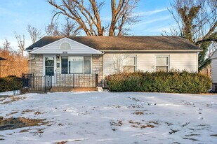 9770 Scottdale Dr in St. Louis, MO - Building Photo