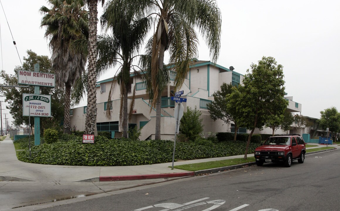 La Palma apartments in Anaheim, CA - Building Photo