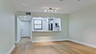 542 Lakeside Dr in Bradenton, FL - Foto de edificio - Building Photo