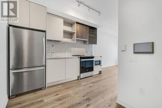 395 Dundas St W in Oakville, ON - Building Photo - Building Photo