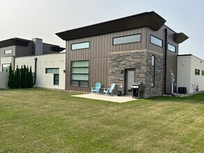3955 Ivy Dr in Grand Forks, ND - Building Photo - Building Photo
