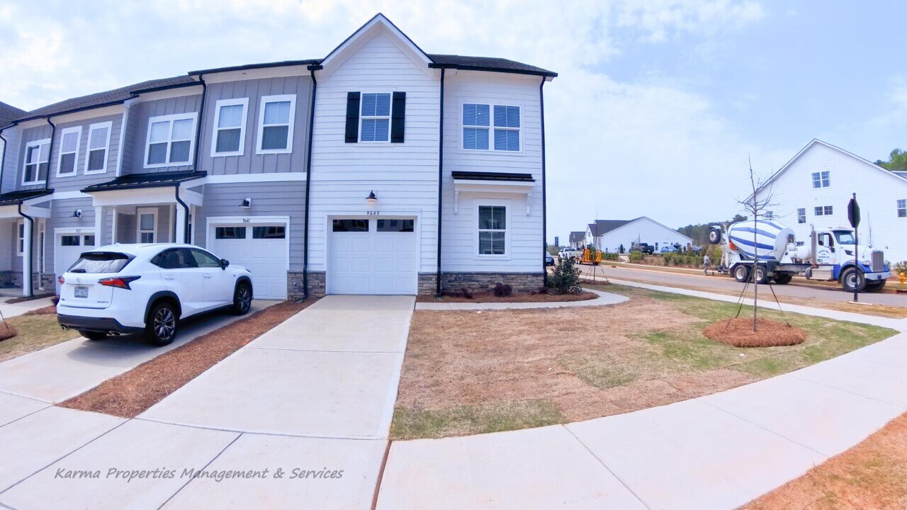 9645 Munsing Dr in Charlotte, NC - Building Photo
