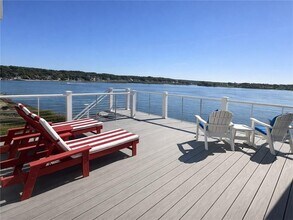 193 Seaconnet Blvd in Portsmouth, RI - Foto de edificio - Building Photo