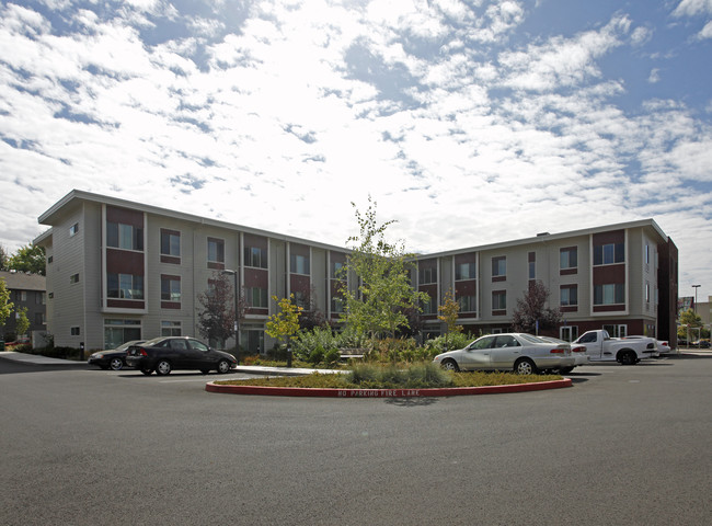 Town Center Station in Happy Valley, OR - Foto de edificio - Building Photo