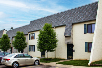 Raintree Apartment Townhouses in Columbus, OH - Building Photo - Building Photo