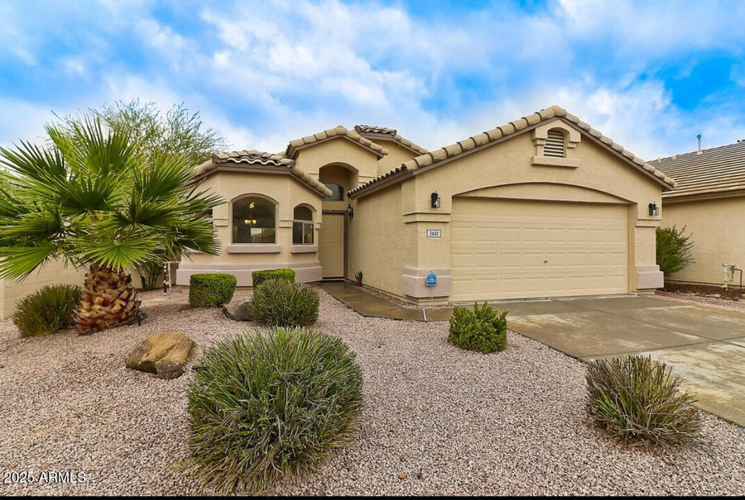 2401 W Gambit Trail in Phoenix, AZ - Foto de edificio