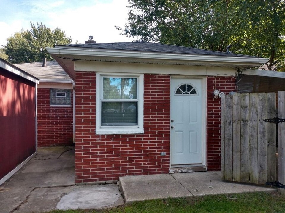 881 Allen Rd in Ypsilanti, MI - Building Photo