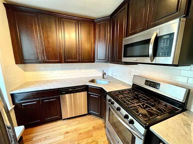 325 1st St in Jersey City, NJ - Building Photo - Building Photo