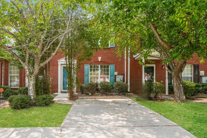 5871 Strathmoor Manor Cir in Lithonia, GA - Foto de edificio
