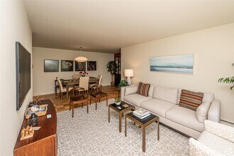 21 Captains Dr in West Babylon, NY - Building Photo - Building Photo