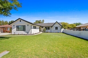 8437 Everest St in Downey, CA - Building Photo