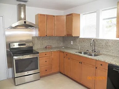 115 E Chapman Rd in Lutz, FL - Building Photo