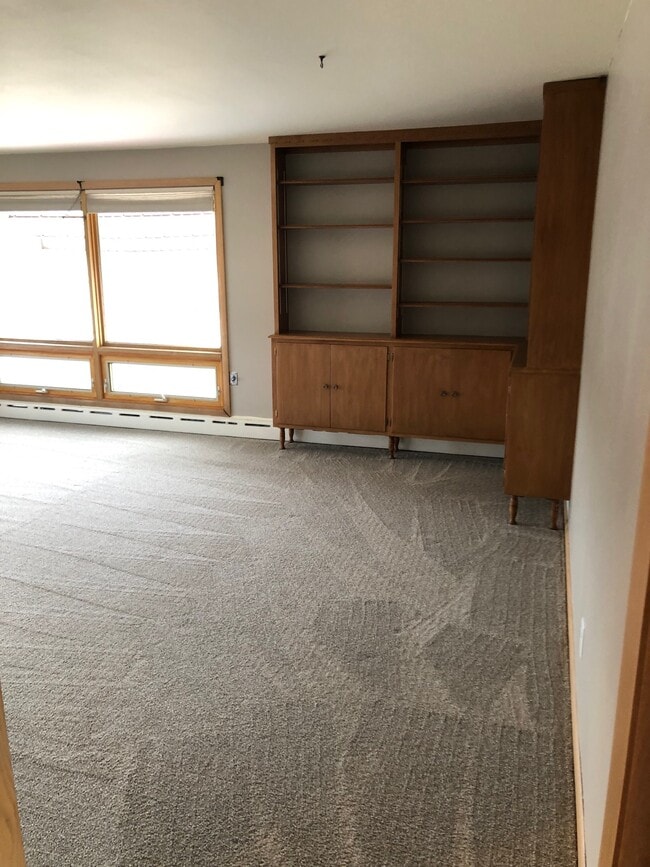 W63N139 Washington Ave, Unit W63N137 in Cedarburg, WI - Foto de edificio - Building Photo
